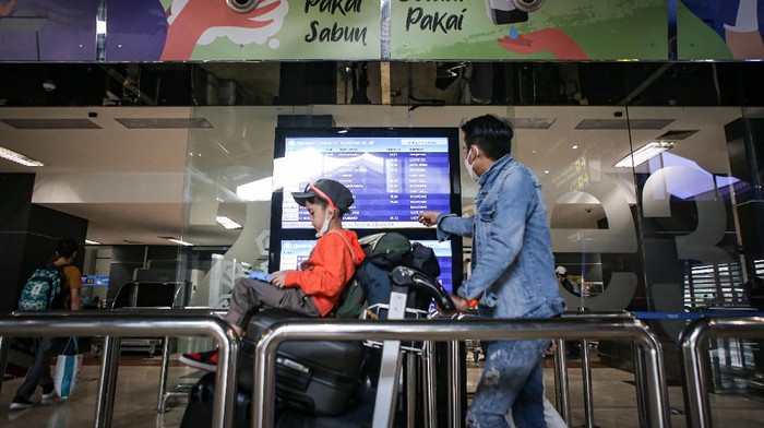 Calon penumpang pesawat udara berjalan di Terminal 2 Bandara Soekarno Hatta, Tangerang, Banten, Minggu (2/5/2021). Sebagian masyarakat memilih mudik lebih awal guna menghindari masa larangan mudik sejak 6 hingga 17 Mei 2021 mendatang. ANTARA FOTO/Fauzan/wsj.