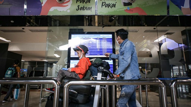 MUDIK AWAL DI BANDARA SOEKARNO HATTA Calon penumpang pesawat udara berjalan di Terminal 2 Bandara Soekarno Hatta, Tangerang, Banten, Minggu (2/5/2021). Sebagian masyarakat memilih mudik lebih awal guna menghindari masa larangan mudik sejak 6 hingga 17 Mei 2021 mendatang. ANTARA FOTO/Fauzan/wsj.