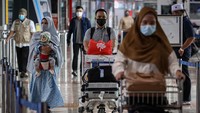 Calon penumpang pesawat udara berjalan di Terminal 2 Bandara Soekarno Hatta, Tangerang, Banten, Minggu (2/5/2021).