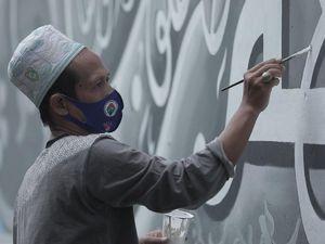 Kampung ini Menyebarkan Agama Islam Lewat Mural Kaligrafi