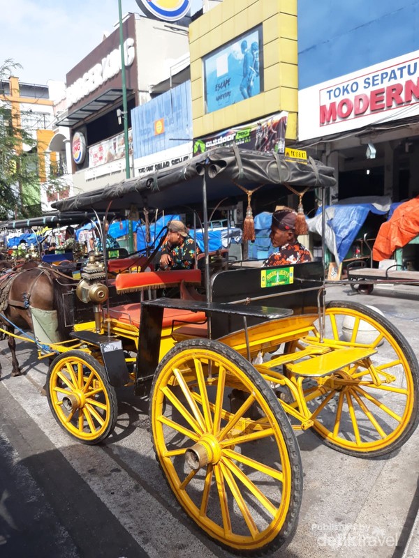 Andong adalah alat tranportasi tradisional yang berasal dari Jawa terutama di Yogyakarta. Sejarah andong tidak bisa lepas dari keberadaaan raja-raja Mataram yang memiliki kendaraan khusus, yaitu kereta yang ditarik oleh kuda dengan beragam hiasan yang disebut kereta kencono. (detikcom) Andong adalah alat tranportasi tradisional yang berasal dari Jawa terutama di Yogyakarta. Sejarah andong tidak bisa lepas dari keberadaaan raja-raja Mataram yang memiliki kendaraan khusus, yaitu kereta yang ditarik oleh kuda dengan beragam hiasan yang disebut kereta kencono. (detikcom)