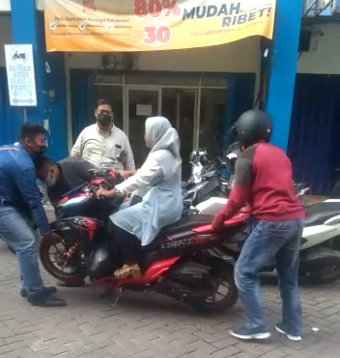 Pasutri asal Sidoarjo melaporkan aksi perampasan sepeda motor oleh 4 orang diduga debt collector perusahaan leasing di Jalan Diponegoro, Sidoarjo.