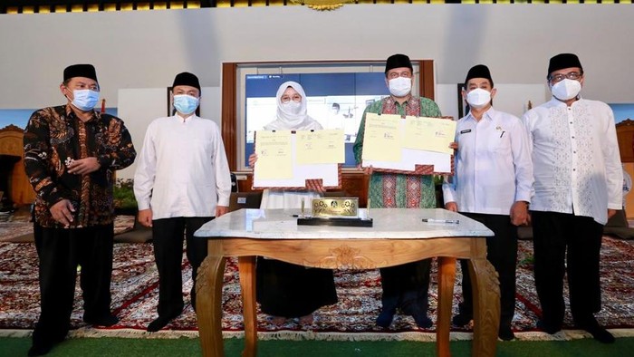 Pemkab Banyuwangi kini membuka program beasiswa strata 1 (S1) bagi anak muda Banyuwangi yang ingin memperdalam ilmu agama. Bupati Banyuwangi Ipuk Fiestiandani menggandeng kampus keagamaan negeri dari berbagai agama.