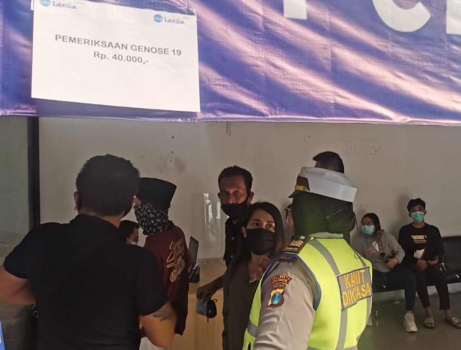 Pemudik dari Bali Digiring Tes GeNose Sebelum Masuk Banyuwangi