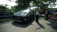 Personel kepolisian mengarahkan pemudik awal untuk berputar arah saat pengetatan mudik di jalur Selatan Tegal-Purwokerto, Klonengan, Kabupaten Tegal, Jawa Tengah, Minggu (2/5/2021).