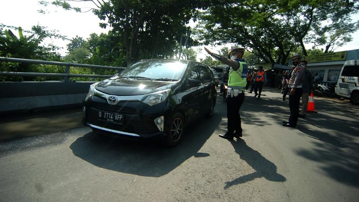 PENGETATAN PEMUDIK AWAL DI JALUR SELATAN Personel kepolisian memberikan penjelasan tentang pelanggaran yang dilakukan supir travel gelap saat pengetatan mudik di jalur Selatan Tegal-Purwokerto, Klonengan, Kabupaten Tegal, Jawa Tengah, Minggu (2/5/2021). Pengetatan jalur mudik oleh Satlantas Polres Tegal tersebut mengamankan delapan mobil travel gelap yang membawa penumpang dari Jakarta dan memutar balik puluhan kendaraan pribadi pemudik awal terkait larangan mudik oleh pemerintah. ANTARA FOTO/Oky Lukmansyah/wsj.