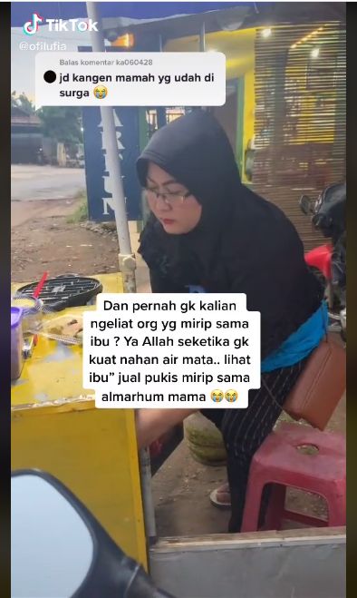 Wanita Ini Beli Pukis Hanya Demi Melihat Penjualnya yang Mirip Almarhumah Ibu