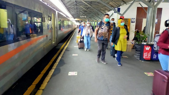 Penumpang KA di Stasiun Pasar Turi dan Gubeng Masih Normal