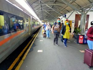 Jelang Larangan Mudik, Belum Ada Lonjakan Penumpang KA Pasar Turi dan Gubeng