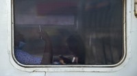 Calon penumpang duduk di dalam gerbong kereta api Serello tujuan Palembang-Lubuklinggau menunggu jadwal keberangkatan di Stasiun Kertapati, Palembang, Sumatera Selatan, Minggu (2/5/2021).
