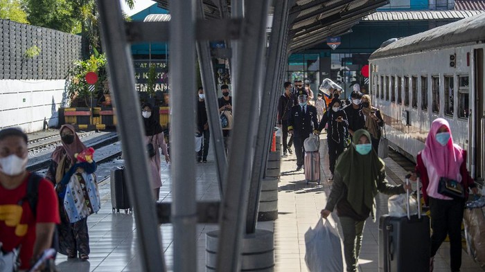 Potret Mudik Awal di Stasiun Kertapati Palembang Sejumlah warga memilih mudik lebih awal menggunakan transportasi kereta api. Seperti terlihat di Stasiun Kertapati, Palembang, Sumatera Selatan, Minggu (2/5/2021).