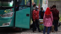 Badan Pengelola Transportasi Jabodetabek (BPTJ) menyampaikan terminal bus di Jabodetabek tidak melayani antar kota antar provinsi (AKAP) dan antar kota dalam provinsi (AKDP) untuk sementara. Masa penghentian sementara itu selama masa larangan mudik pada 6-17 Mei 2021.