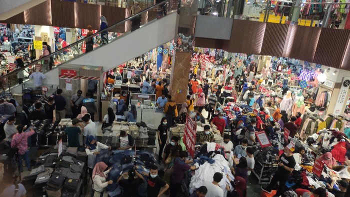 Pusat Pembelanjaan Pakaian di Sidoarjo Mulai Dipadati Pengunjung