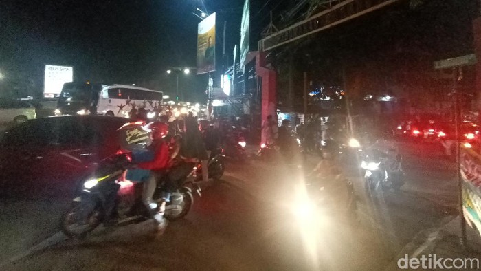 Ratusan kendaraan terpaksa putar balik akibat penutupan menuju Karawang Kota