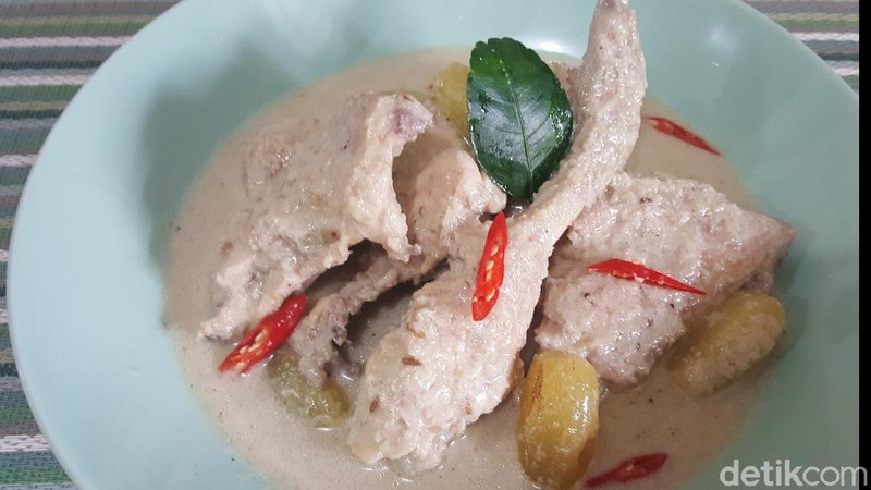 Resep Opor Ayam Putih Spesial yang Kental dan Bumbunya Meresap