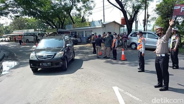 Satlantas Polres Tegal saat melakukan operasi penyekatan pemudik di Pos Klonengan Margasari, Minggu (2/5/2021)