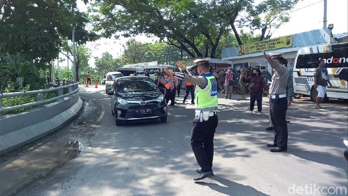 Satlantas Polres Tegal saat melakukan operasi penyekatan pemudik di Pos Klonengan Margasari, Minggu (2/5/2021)