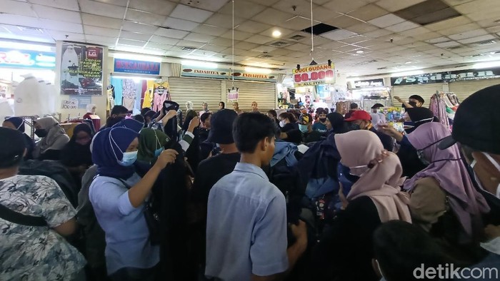 Situasi Pasar Tanah Abang Minggu (2/5) pagi