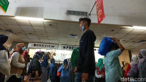 Situasi Pasar Tanah Abang Minggu (2/5) pagi