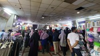 Pantauan detikcom, pukul 09.02 WIB di Blok A, Blok B, maupun Blok F Pasar Tanah Abang, Jakarta Pusat, para pengunjung terlihat berdesak-desakan. (Tim detikcom)