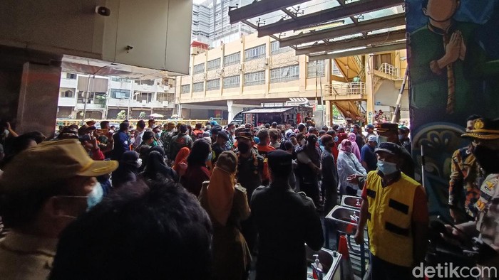 Situasi Pasar Tanah Abang Minggu (2/5) siang