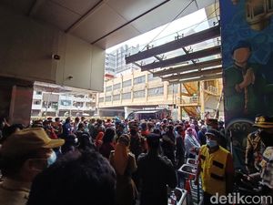 Antrean Masuk Pasar Tanah Abang Mengular, Brimob Turun Tangan