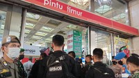 Sejumlah aparat sebenarnya ada di sejumlah titik kerumunan. Mereka yang juga terdiri dari unsur Polri dan TNI ditempatkan di pintu-pintu masuk pasar. Karin Nur Secha/detikcom.