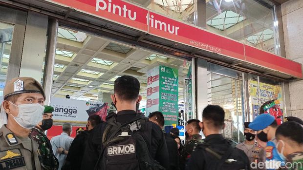 Situasi Pasar Tanah Abang Minggu (2/5) siang
