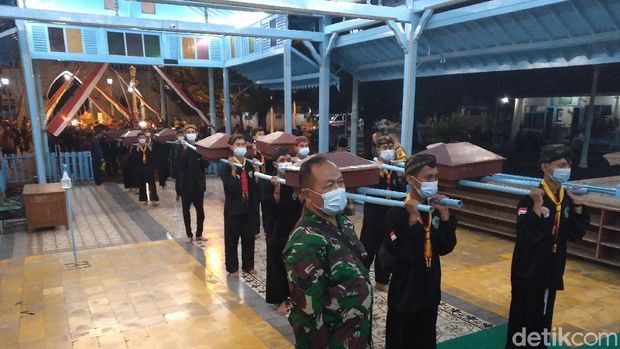 Suasana Malam Selikuran di Keraton Solo menyambut hari ke-21 Ramadhan, Minggu (2/5/2021).