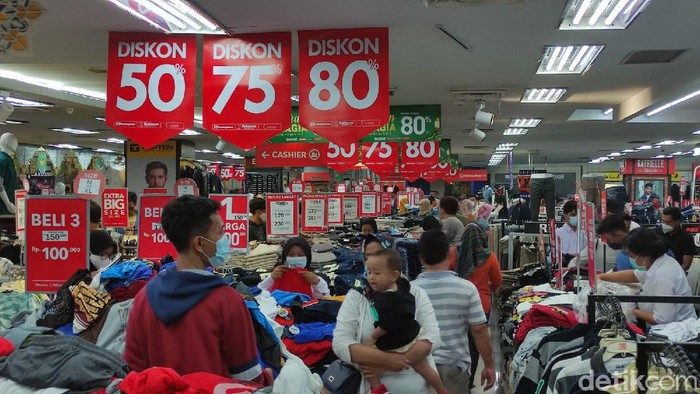 Suasana sejumlah pusat perbelanjaan di Kota Semarang jelang Lebaran, Minggu (2/5/2021).