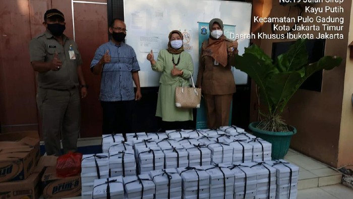 Sumbang takjil dari perusahaan atau pengusaha di Kelurahan Kayu Putih, Jakarta Timur
