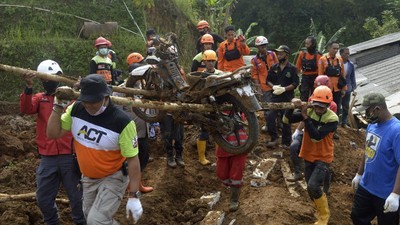 Longsor Terjang Desa Giinanjar Sukabumi
