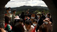 Mereka juga santai berdesak-desakan dan berkerumun di Tembok Besar. (AFP/NOEL CELIS)