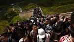 Santuy Tanpa Masker, Wisatawan Banjiri Tembok Besar China