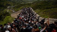 Untuk memasuki Tembok Besar China dan tempat wisata, pelancong hanya perlu membeli tiket dan menunjukkan kode kesehatan, yang merupakan sertifikat elektronik di ponsel, sebagai bukti bahwa mereka tidak berisiko menulari orang lain. (AFP/NOEL CELIS)