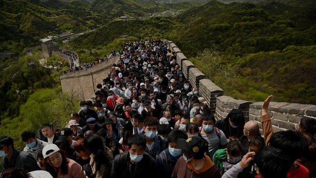 Wisatawan memadati Great Wall atau Tembok Besar China pada 1 Mei 2021. (Photo by Noel Celis / AFP)