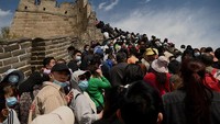 Tembok Besar Badaling mengeluarkan pemberitahuan yang mengatakan reservasi online untuk Sabtu hingga Senin mencapai 48.750, batas yang ditetapkan di bawah persyaratan pengendalian epidemi. (AFP/NOEL CELIS)