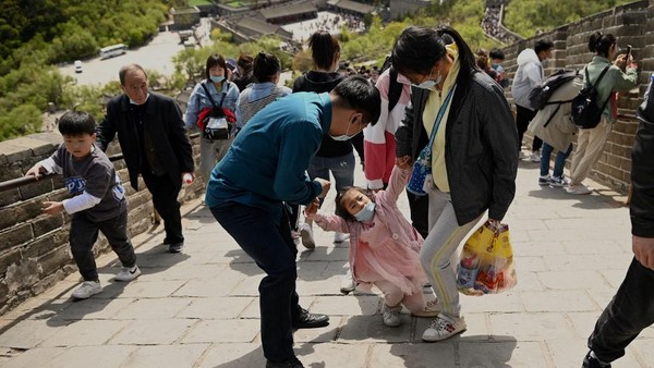 Anak-anak, ABG, sampai orang tua memadati Tembok Besar China di hari pertama bulan Mei itu. (AFP/NOEL CELIS) Anak-anak, ABG, sampai orang tua memadati Tembok Besar China di hari pertama bulan Mei itu. (AFP/NOEL CELIS)