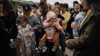 Pintu masuk di Badaling, yang memang merupakan jalur favorit wisatawan, penuh sesak dengan pelancong. (AFP/NOEL CELIS)