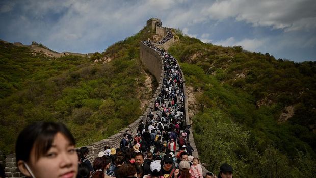 Wisatawan memadati Great Wall atau Tembok Besar China pada 1 Mei 2021. (Photo by Noel Celis / AFP)