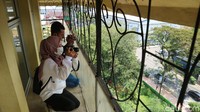 Sampai di puncak Tugu Identitas Kudus pengunjung disajikan dengan keindahan kota Kudus dari ketinggian 27 meter. Di puncak terdapat tempat untuk melihat pemandangan. Namun ruang tersebut terkesan lusuh dan tidak terawat. 