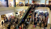 Saya sampaikan ya, saya akan tutup ini mal jika tidak melakukan protokol kesehatan, kita bisa lihat hari ini sangat ramai dan saya beri peringatan keras jika masih seperti segera saya akan tutup, kata Danny Pomanto. (Foto: Ibnu Munsir/detikcom)