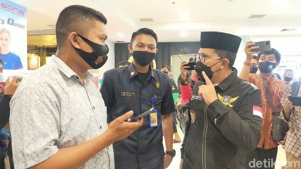 Wali Kota Makassar Danny Pomanto ngamuk di mal melihat kerumunan tanpa protokol kesehatan.