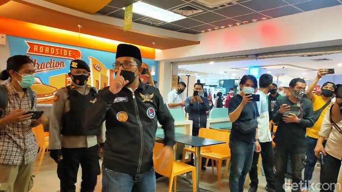 Wali Kota Makassar Danny Pomanto ngamuk di mal melihat kerumunan tanpa protokol kesehatan.