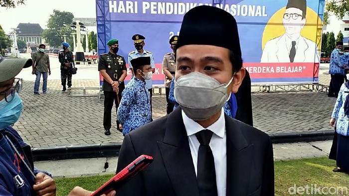Wali Kota Solo Gibran Rakabuming Raka usai memimpin upacara Hari Pendidikan Nasional (Hardiknas) di Balai Kota Solo, Minggu (2/5/2021).