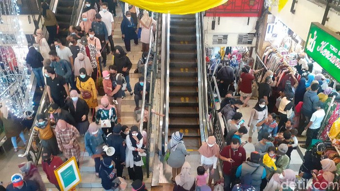Warga berjubel memadati Pasar Baru Bandung berburu baju lebaran