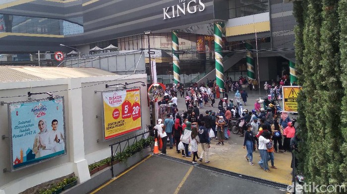 Warga Bandung terlihat mulai memadati pusat wisata belanja di kawasan Alun-alun Kota Bandung. Mereka berburu bermacam keperluan Idul Fitri.