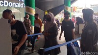 Warga diminta antre dan menjaga jarak saat masuk ke pusat perbelanjaan.