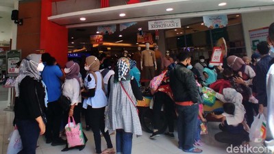 Warga Serbu Kawasan Wisata Belanja Alun-alun Bandung