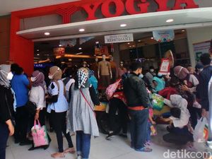 Warga Serbu Kawasan Wisata Belanja Alun-alun Bandung